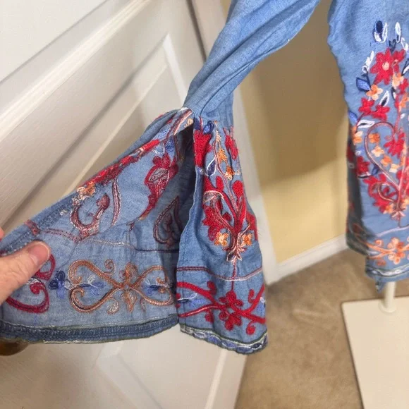 Jaase Embroidered Light Blue Bell-Sleeve Tunic size medium - Picture 5 of 11